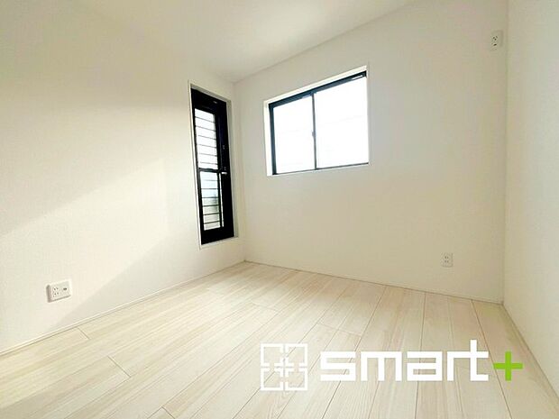 〜2面採光の明るいお部屋〜 ・洋室は2面採光とする事で穏やかな陽の入る明るい空間となっております。 ・くつろぎのプライベート時間を明るい空間で穏やかにお過ごしいただけます。 