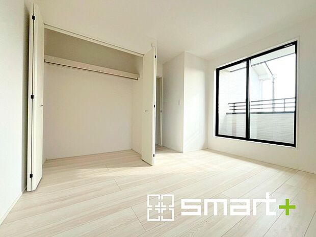 〜オプション施行もお任せください〜 ・フローリングの変色など劣化を軽減し、水をこぼした場合などにも防いでくれるフロアコーテイングが人気となっております。 ・オプション施行もお任せください。 