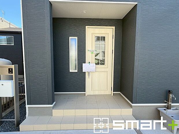 ~デザイン性に優れた玄関~ ・モダンなデザインの玄関ドアを採用する事でお住まいの「顔」の印象が大きく変わります。 ・毎日帰宅した際に嬉しくなる仕様です。