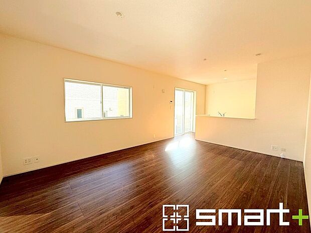 ~穏やかな陽の入るLDK~ ・大きな窓のあるLDKは陽当りも良好で明るい空間となっております。 ・ご家族団らんなど過ごす時間の多いLDKが明るいのは嬉しいポイントですね。