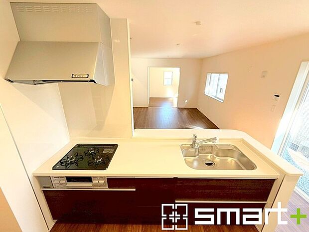 〜人気のカウンターキッチン〜 ・キッチンには余計な柱が無いので、リビングが見渡せ開放感のある造りとなっております。 ・蛇口には浄水器が内蔵されるなど機能面でも優れたキッチンです。