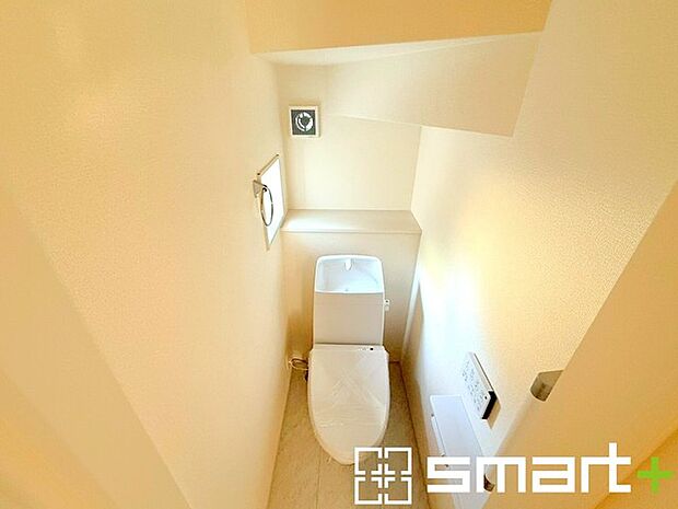 〜窓付きの明るいトイレ〜 ・清潔感あるシャワートイレ。窓があるので換気もしやすく快適ですね。 ・背面にある棚はトイレットペーパーなどの置き場や飾り棚としても利用できますね。