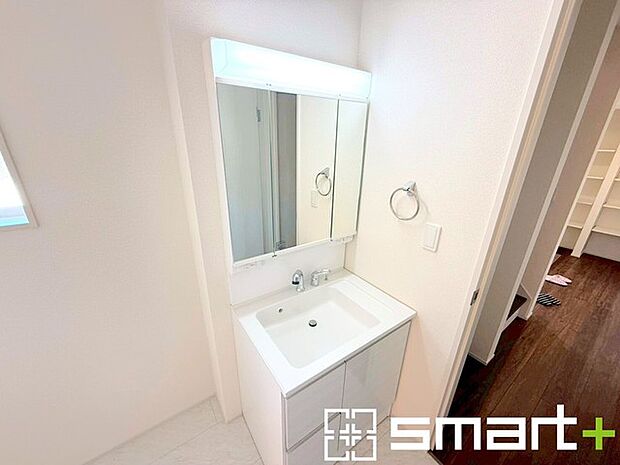 ~人気の三面鏡を採用~ ・洗面台は三面鏡仕様なので鏡の角度を変える事で頭の後ろの方までご確認可能です。 ・鏡の裏が収納になっておりますので、洗面台周りもスッキリと片付きます。