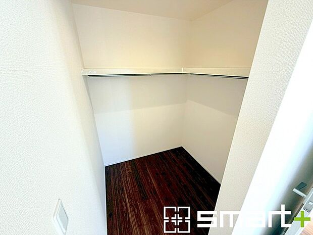 〜ウォークインクローゼット〜 ・衣類をハンガーに掛けたまま収納できるウォークインクローゼットは重宝しますね。 ・季節ものや小物類なども整理整頓しやすく生活空間が広がりますね。