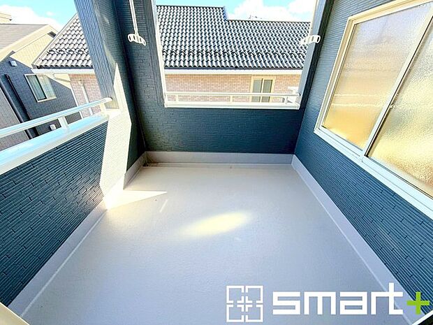 ~屋根付きのバルコニー~ ・バルコニーは屋根付きなので急な雨でも安心です。 ・奥行きもあるので洗濯物が干しやすいのも嬉しいポイントですね。