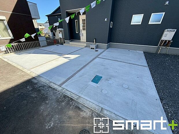 ~ゆとりあるカースペース3台~ ・セカンドカーや来客時にも困らないカースペース3台。自転車やバイクのおける余裕の広さです。 ・カーポートなどのオプションもお気軽にご相談くださいませ。