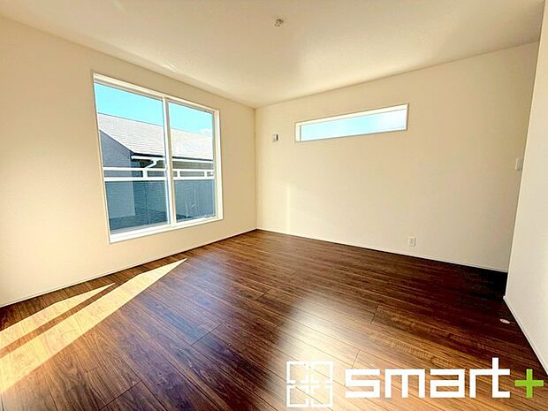 ~バルコニーに面した洋室~ ・バルコニー側の大きな窓から穏やかな陽が差し込む明るい洋室はウォークインクローゼット付。 ・ゆとりある広さでご夫婦やご兄弟でもゆったりお過ごしいただけます。