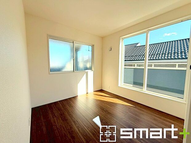 ~明るく暖かな光が差し込む洋室~ ・大きな窓からたっぷりの光が舞い込み、お部屋全体を優しく包み込んでくれます。 ・大容量の収納スペースで整理整頓しやすく、生活空間が広がりますね。