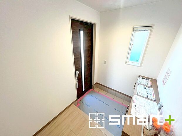 ~穏やかな陽の入る玄関~ ・玄関ドアのガラス部分に加えて壁面に窓を設ける事で穏やかな陽の入る玄関に。 ・ご家族やご来客を明るい空間で出迎えてくれます。