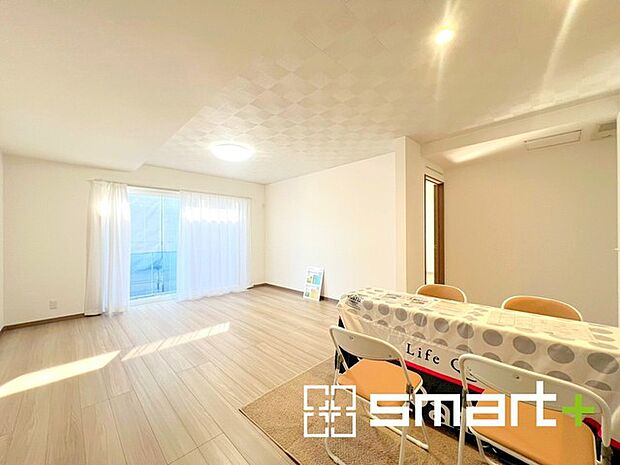 ~穏やかな陽の入るLDK~ ・大きな窓のあるLDKは陽当りも良好で明るい空間となっております。 ・ご家族団らんなど過ごす時間の多いLDKが明るいのは嬉しいポイントですね。