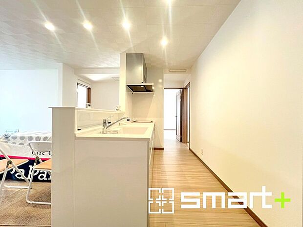 ~使い勝手の良いシステムキッチン~ ・料理がしやすい設計のキッチンでお料理もはかどりますね。 ・もちろんキッチン下部は収納になっておりますので、フライパンなども収納可能です。