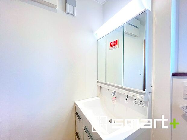 ~人気の三面鏡を採用~ ・洗面台は三面鏡仕様なので鏡の角度を変える事で頭の後ろの方までご確認可能です。 ・鏡の裏が収納になっておりますので、洗面台周りもスッキリと片付きます。