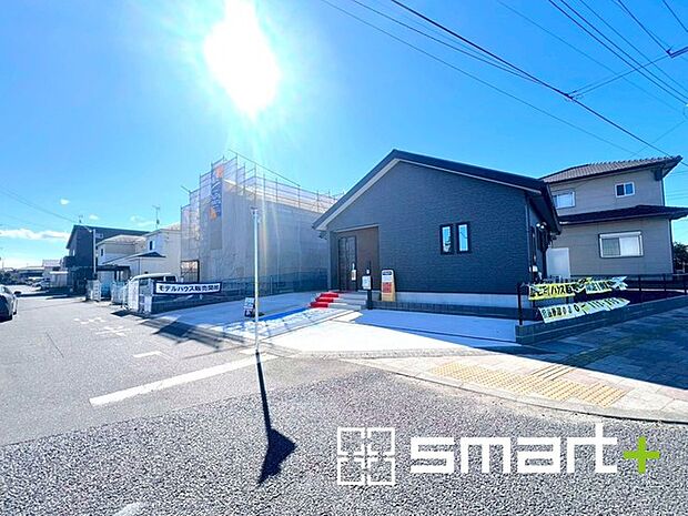 ~閑静な住宅街の立地~ ・周辺は閑静な住宅街となっておりますので、静かな暮らしをご実現いただけます。 ・前面道路の交通量も多くないので、小さなお子様がいるご家庭でもご安心ですね。