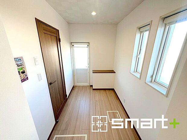 ~窓が多く明るい廊下~ ・廊下にも窓を多く配置することで、家全体が明るくなり、開放感のある空間となります。 ・ぜひ現地でご体感くださいませ。