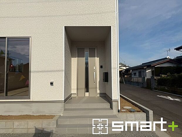 〜お住まいの顔「玄関」〜 ・玄関ドアの上にはもちろん軒がございますので、雨の日でも濡れずに鍵の開閉が可能です。 ・鍵は防犯性に優れたディンプルキーを採用。 