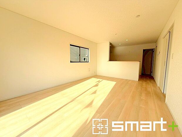 〜家族団らん明るい食卓〜 ・窓からたっぷりの陽光が差し込む明るいダイニング。ご家族で食卓を囲む素敵なひと時を。 ・出来立てのお料理を運ぶのにも、食器の後片付けもラクラクなカウンターキッチン。