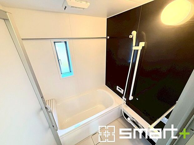 〜暖房乾燥機付きの浴室〜 ・ヒートショック対策にもなる浴室暖房を標準装備。冬場でも暖かくしてからご入浴が可能です。 ・もちろん乾燥機も付いておりますので、雨の日でも洗濯物を干せますよ。 