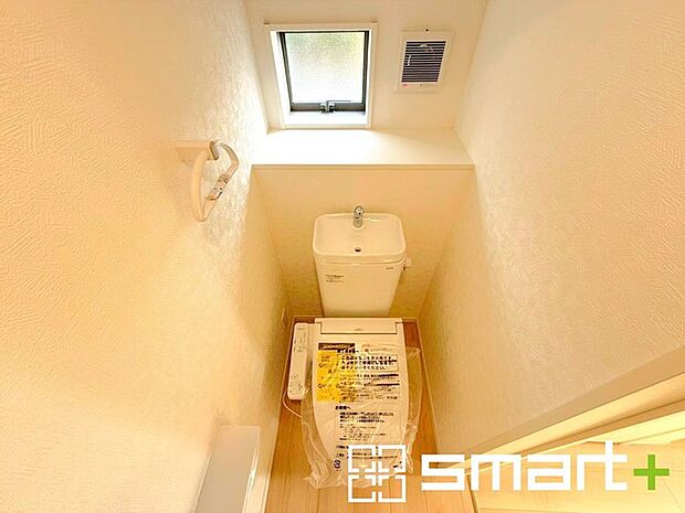 〜小窓付きの明るいトイレ〜 ・使用後や掃除の際には新鮮な空気を取り込み換気ができます。 ・背面のスペースにちょっとした棚を設置すれば、トイレットペーパーのストックなども置けますね。