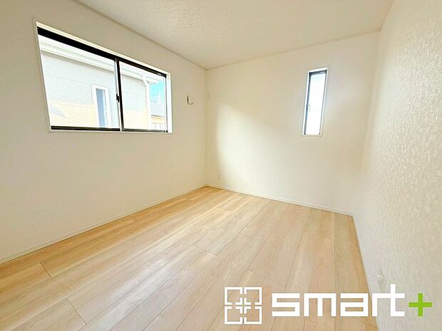 〜2面採光の明るいお部屋〜 ・洋室は2面採光とする事で穏やかな陽の入る明るい空間となっております。 ・くつろぎのプライベート時間を明るい空間で穏やかにお過ごしいただけます。 