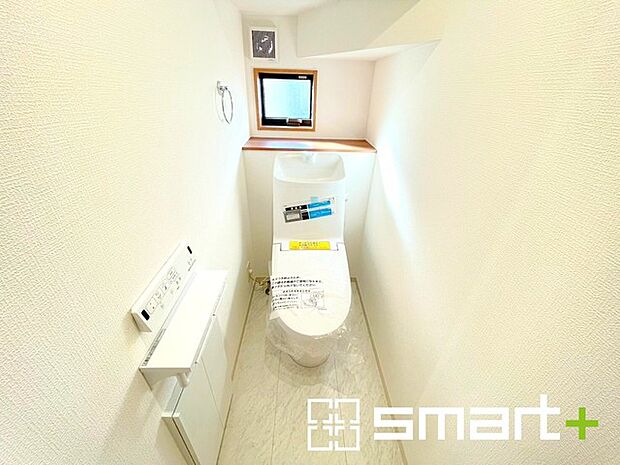 〜窓付きの明るいトイレ〜 ・使用後や掃除の際に窓を開ければ、外からの新鮮な空気を取り込み素早く換気ができます。 ・埋め込み収納付きでストックや掃除用具もスッキリ片付きますね。 