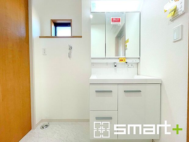 〜シャワー付き洗面台を採用〜 ・洗面台の蛇口がホースで伸びシャワーとしてご利用可能。 ・朝の寝ぐせ直しなどにシャワーを使いたい時、洗面台の掃除をする際にも便利にお使いいただけますよ。 