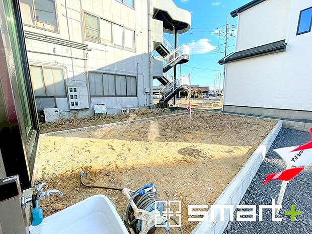 〜お庭もある余裕の敷地〜 ・広々した敷地にはお庭もご用意。お庭があるだけで余裕を感じますね。 ・防草シートや人工芝の敷設などのオプションもお気軽にご相談くださいませ。 