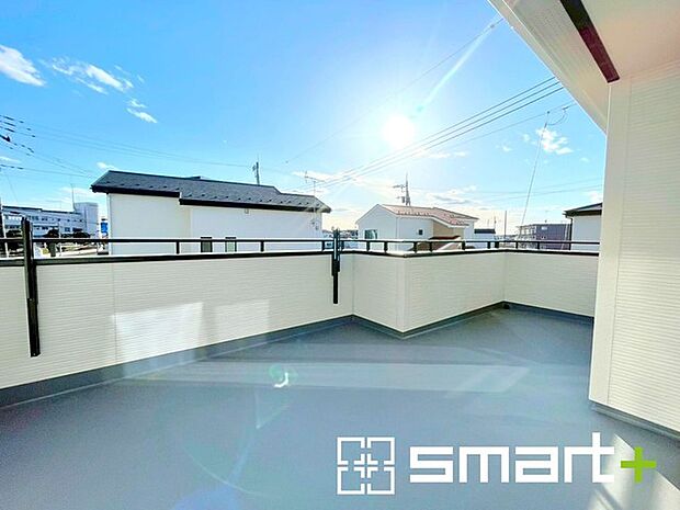 〜ワイドバルコニーを採用〜 ・バルコニーはワイドタイプなので、洗濯物を沢山干す事が可能です。 ・テラス屋根などのオプションもお気軽にご相談くださいませ。 