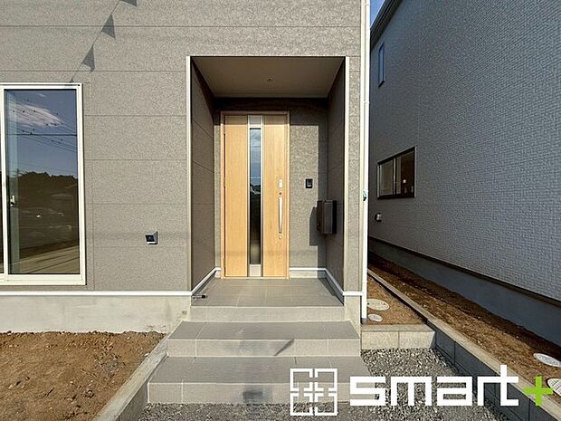 〜お住まいの顔「玄関」〜 ・玄関ドアの上にはもちろん軒がございますので、雨の日でも濡れずに鍵の開閉が可能です。 ・鍵は防犯性に優れたディンプルキーを採用。 