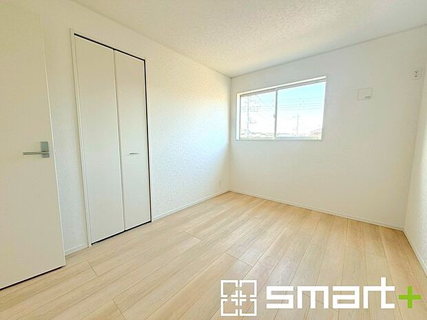 〜収納豊富な洋室〜 ・各居室に備え付けの収納をご用意。タンスなどを置く場合と比べ出っ張らないので部屋の中を有効のご活用いただけます。 ・収納の広さなどぜひ現地でご確認くださいませ。 