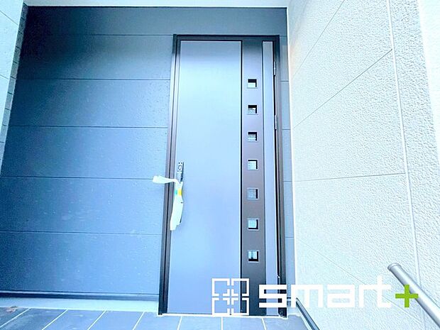 ~お住まいの顔「玄関」~ ・玄関ドアの上にはもちろん軒がございますので、雨の日でも濡れずに鍵の開閉が可能です。 ・鍵は防犯性に優れたディンプルキーを採用。