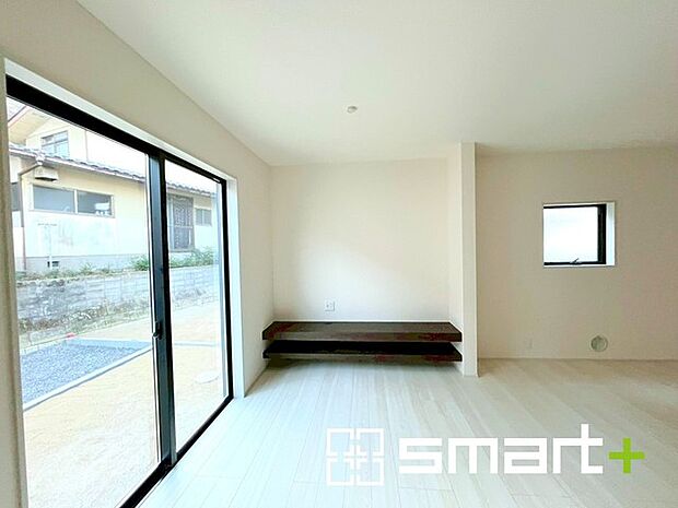 ~ナチュラルな色彩のLDK~ ・自然な風合いの色味で纏められたLDKは家具のコーディネートもしやすくなっております。 ・どんなインテリアにするか、考えるだけでも楽しくなりますね。