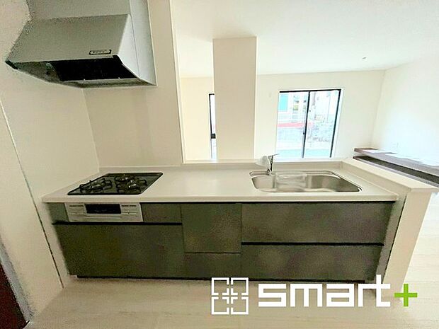 ~使い勝手の良いシステムキッチン~ ・料理がしやすい設計のキッチンでお料理もはかどりますね。 ・もちろんキッチン下部は収納になっておりますので、フライパンなども収納可能です。