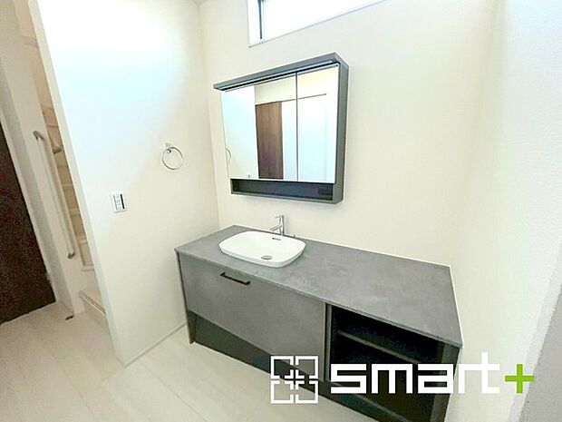 〜余裕のある広さの洗面スペース〜 ・洗面スペースを大きめに取る事でリネン置場などにも困らず、洗濯なども楽々行っていただけます。 ・洗面が広い物件は意外と少ないので、ぜひご覧くださいませ。 