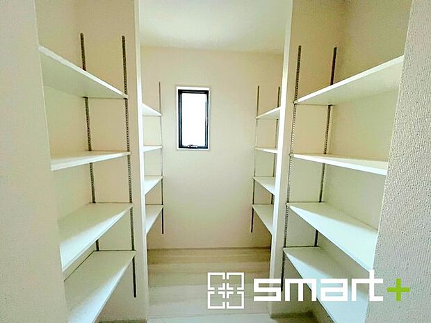 ~パントリーのあるお住まい~ ・キッチン横にパントリー(食糧庫)をご用意。買い溜めした食材などはもちろん、ティッシュなどの置場としてもご利用いただけます。 ・ぜひ現地でご確認くださいませ。