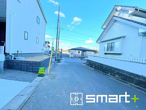 〜閑静な住宅街の立地〜 ・周辺は閑静な住宅街となっておりますので、静かな暮らしをご実現いただけます。 ・前面道路の交通量も多くないので、小さなお子様がいるご家庭でもご安心ですね。 