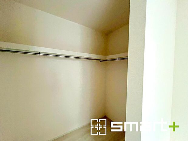 ~ウォークインクローゼットのあるお部屋~ ・人気のウォークインクローゼットをご用意。季節物や趣味の道具などもスッキリと収納が可能です。 ・最近流行りの収納術などもぜひご活用くださいませ。