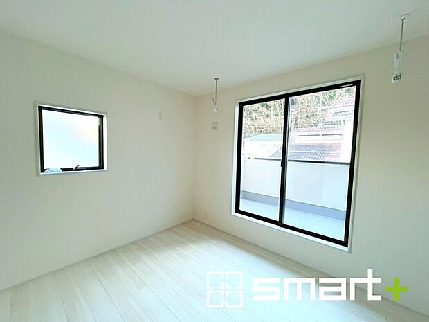 ~自然な風合いの洋室~ ・ナチュラルな色彩で纏められた洋室は家具のコーディネートもしやすくなっております。 ・どんな家具にするか考えるだけでも楽しくなってきますね。