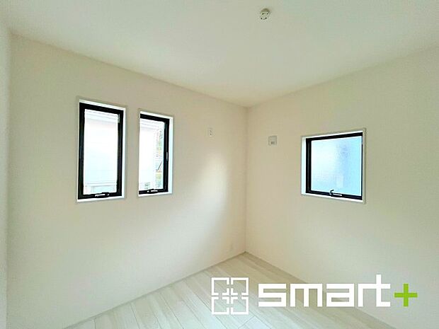 〜2面採光の明るいお部屋〜 ・洋室は2面採光とする事で穏やかな陽の入る明るい空間となっております。 ・くつろぎのプライベート時間を明るい空間で穏やかにお過ごしいただけます。 