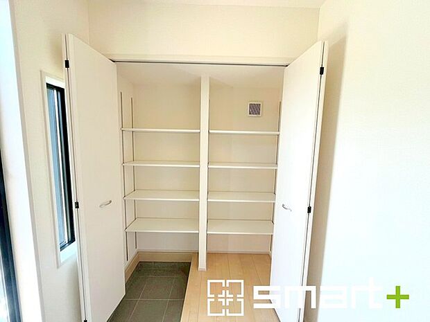 〜余裕の広さの玄関〜 ・玄関スペースを大きく取る事でご帰宅された際の開放感が違います。 ・お客様を出迎える顔にもなる玄関、この広さは魅力的ですね。ぜひ現地でご体感くださいませ。