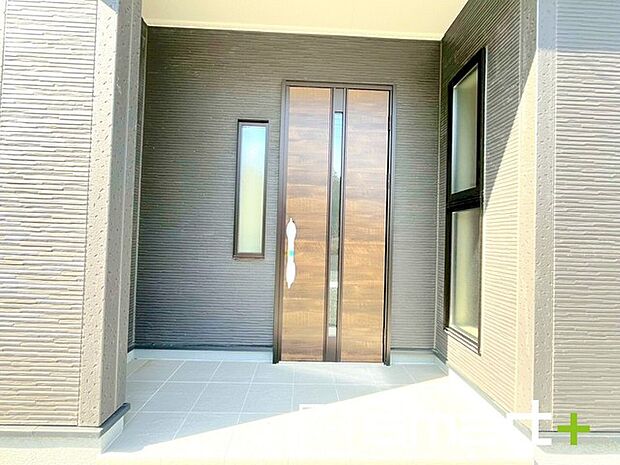 ～お住まいの顔「玄関」～ ・玄関ドアの上にはもちろん軒がございますので、雨の日でも濡れずに鍵の開閉が可能です。 ・鍵は防犯性に優れたディンプルキーを採用。 