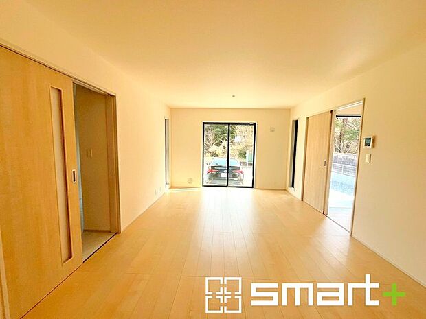 〜ナチュラルな色彩のLDK〜 ・自然な風合いの色味で纏められたLDKは家具のコーディネートもしやすくなっております。 ・どんなインテリアにするか、考えるだけでも楽しくなりますね。