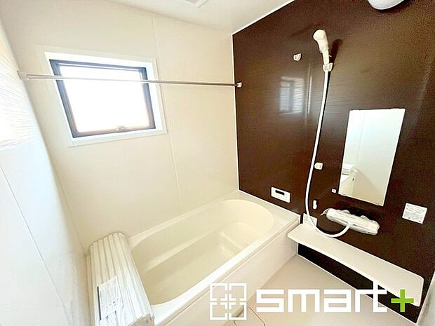 〜暖房乾燥機付きの浴室〜 ・ヒートショック対策にもなる浴室暖房を標準装備。冬場でも暖かくしてからご入浴が可能です。 ・もちろん乾燥機も付いておりますので、雨の日でも洗濯物を干せますよ。