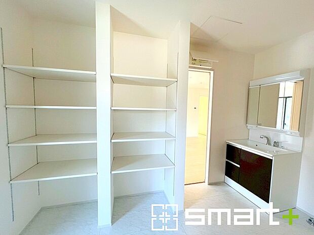 ～余裕のある広さの洗面スペース～ ・洗面スペースを大きめに取る事でリネン置場などにも困らず、洗濯なども楽々行っていただけます。 ・洗面が広い物件は意外と少ないので、ぜひご覧くださいませ。 