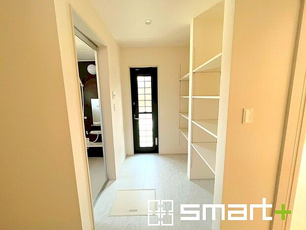 〜収納も充実の洗面所〜 ・洗面所にはリネンスペースを設ける事でタオルや洗剤などの置場にも困りません。 ・意外とリネンスペースがある物件は少ないので、ぜひ現地でその魅力をご確認ください。