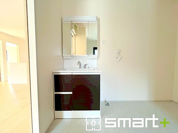 ～シャワー付き洗面台を採用～ ・洗面台の蛇口がホースで伸びシャワーとしてご利用可能。 ・朝の寝ぐせ直しなどにシャワーを使いたい時、洗面台の掃除をする際にも便利にお使いいただけますよ。 