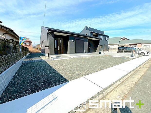 ～閑静な住宅街の立地～ ・周辺は閑静な住宅街となっておりますので、静かな暮らしをご実現いただけます。 ・前面道路の交通量も多くないので、小さなお子様がいるご家庭でもご安心ですね。 