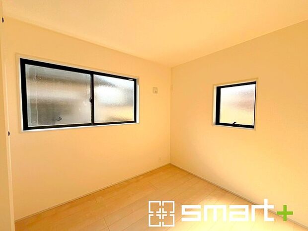 ～自然な風合いの洋室～ ・ナチュラルな色彩で纏められた洋室は家具のコーディネートもしやすくなっております。 ・どんな家具にするか考えるだけでも楽しくなってきますね。 