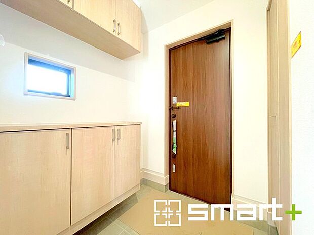 〜穏やかな陽が入る玄関〜 ・窓に加えて玄関ドアのガラス部分からも穏やかな陽が入り、明るい玄関になります。 ・備え付けのシューズボックスはたっぷりしまえて玄関がスッキリ片付きますね。