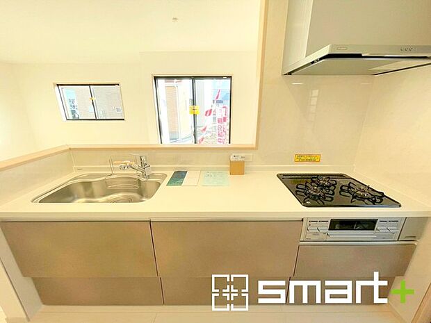 ～人気のカウンターキッチン～ ・キッチンには余計な柱が無いので、リビングが見渡せ開放感のある造りとなっております。 ・蛇口には浄水器が内蔵されるなど機能面でも優れたキッチンです。 