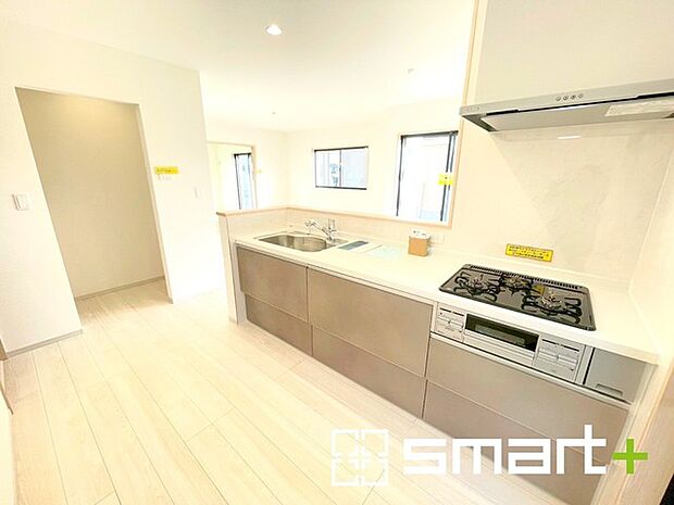 〜パントリーのあるお住まい〜 ・キッチン横にパントリー（食糧庫）をご用意。買い溜めした食材などはもちろん、ティッシュなどの置場としてもご利用いただけます。 ・ぜひ現地でご確認くださいませ。 